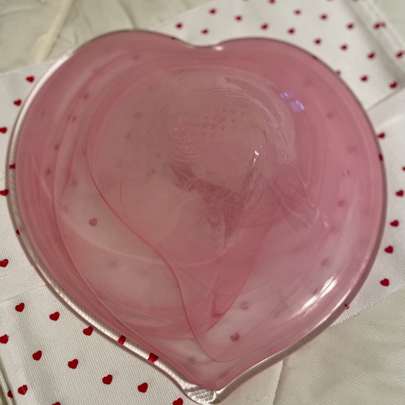 💗Beautiful Pink Swirl glass Heart plate for candy or cakes. 💗 - Picture 3 of 6
